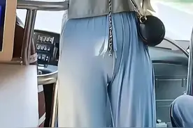 大连女导游穿冰丝阔腿裤，下体轮廓隐现，被诉色情营销丢工作！图片
