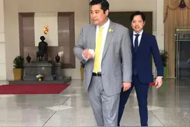 泰王的医生三儿子也回曼谷了！跟二哥缅怀先祖，哥俩的待遇大不同图片