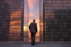 从贫民窟挣扎求生，到坐拥1300亿财富！他是最传奇的潮汕商人图片