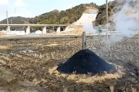 日本生态农业：火煨稻壳后自制“人造黑土”，难道不怕污染环境？图片