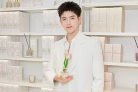 陈飞宇被爆谈网红，翟潇闻周雨彤在一起，这位爱豆的女友居然是她图片