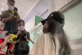 47岁赵薇久违现身，素颜显老发福不少，眼睛水肿凸出变得好奇怪图片