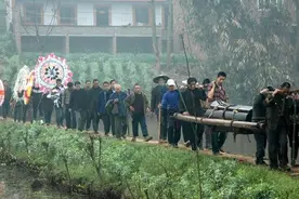 农村有句说法，雨打棺十年酸，雨洒坟出贵人，下雨会如何？图片