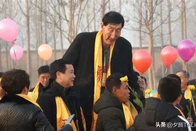 中国第一巨人鲍喜顺，不听医生劝告执意生子，现在儿子身高多少？图片