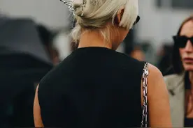 女明星都爱用的鲨鱼夹上新款了，3秒搞定夏日蓬松慵懒的发型图片