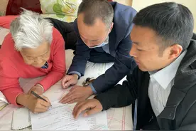 农行右玉新城支行成功为带病老人办理密码挂失重置业务图片