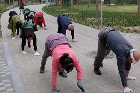 爬行是缓解腰间盘突出的小妙招？靠谱吗？告诉你更好的锻炼方式图片