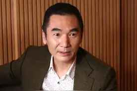 59岁方中信街头当志愿者！带领盲人跑步有耐心，已修读领跑员课程图片