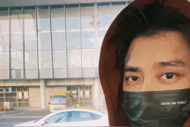 李易峰晒开工自拍，穿红色大衣显喜庆，衣着厚实好呆萌图片