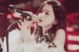 40岁女神王心凌二度翻红，演唱星星点灯秀励志，身材骨感肤白貌美图片