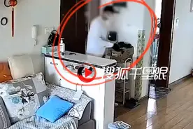 女子回家忘关门被陌生男子尾随闯入，丈夫：她当时急着上厕所，撞见后对方被吓退，为自身安全没追图片