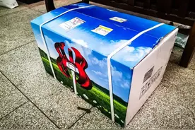 在楼顶为太阳能发电系统加装一台小型风力发电机图片