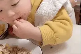 可爱搞笑的表情包：一直喊减肥，吃东西我看你一样没少图片