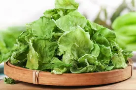 夏天遇到这菜别错过，买上50斤晒干，放一年不坏，冬天炖肉特别香图片