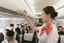 乘坐飞机，如果需要空姐服务，该怎么称呼才得体呢？图片