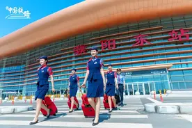 时速350公里高铁高标运行！乘务员小姐姐也太美了！图片