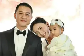 李亚鹏晒照为小女儿庆周岁，大名首曝光叫李夏，李嫣未出镜全家福图片