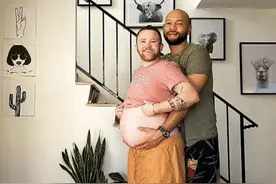 20年，美国男子自然怀孕，成功产下男婴，问题来了，是叫妈还是爸图片