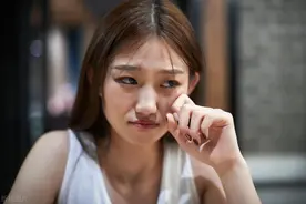 泪水的魔力：如何用简单技巧即刻流泪图片