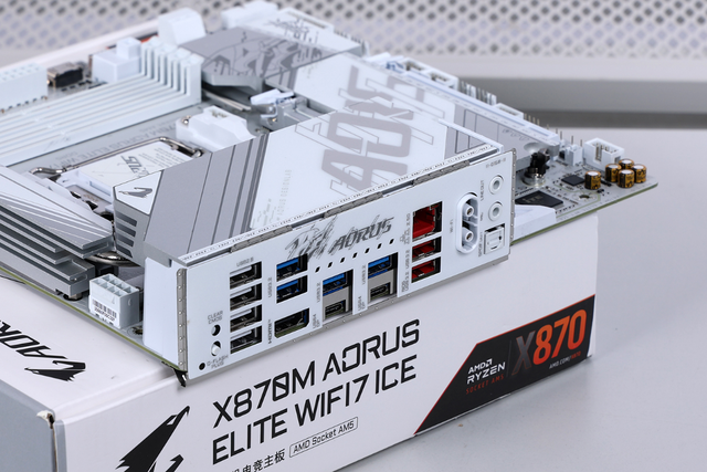 11月全白主流装机配置：9700X+X870M冰雕+5080HOF海景房主机