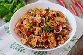 花甲别再打汤喝了，做成这样的凉拌菜，鲜嫩又入味，吃一次就爱上图片