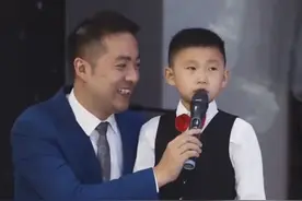 河南26岁姐姐结婚，7岁弟弟现场送祝福，说完站在台上哭成泪人图片