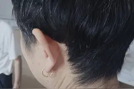 被71岁黑发奶奶上了一课，每天坚持梳头搓耳，头发黑了，皮肤也好图片