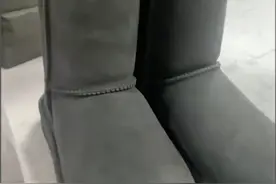 女子逛街摸UGG靴子后被要求买下？店方称鞋面沾上护手霜影响销售，网友吵翻图片