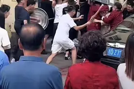 新郎被扫把追打，伴郎团拿锅盖当盾，当地：打的越激烈，寓意越好图片