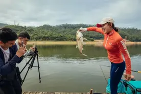 “男性凝视”下，短视频内外的女钓手，真爱还是炒作？图片