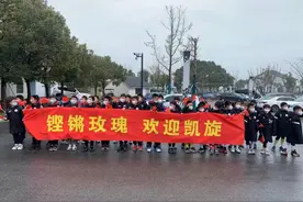 点赞！球迷英雄般欢迎仪式迎接凯旋，女足头脑清醒不搞大规模庆典图片