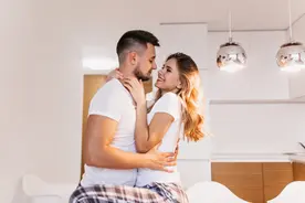 为什么女生爱抱抱？许多男生不解！但抱抱竟有这么多好处图片