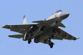 外机逼近辽宁舰编队，多架歼-15挂弹升空迎敌，双方相距不到百米图片