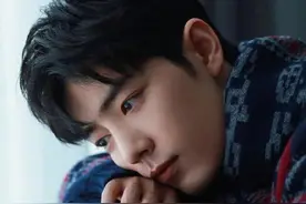 肖战回京后穿“高领毛衣”拍照！故意遮挡脖子，网友：动作太明显图片