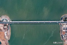 微山湖上最大的水利工程，各种闸在这里交汇，太壮观了图片