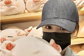 杨紫私下造型直接开挂！穿牛仔衣酷飒高级，戴鸭舌帽罕见低调起来图片