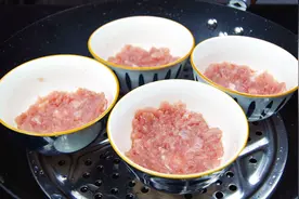把肉末抹在碗里一压，直接上锅蒸，50岁保姆的拿手绝活，真香图片
