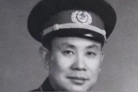 他是四野头号虎将，战功彪炳40岁授予开国上将，两个儿子也是将军图片