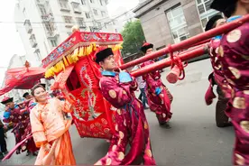 大少爷结婚，掀新娘盖头的却是二少爷，新娘一见钟情图片