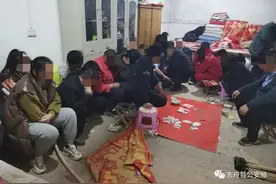 摇骰子赌博每把50至500元，17名赌徒聚赌被延安志丹警方拘留图片
