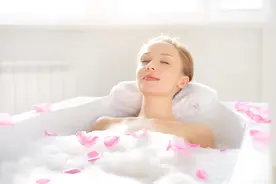 长春一女士在家里洗完澡，裸着身子，发现窗外有无人机在偷拍图片