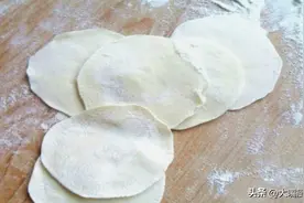 做饺子皮，不用一个个手擀，用1个矿泉水瓶，1分钟做30个，超简单图片