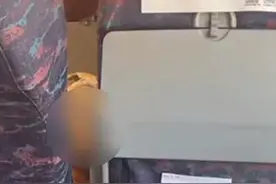 老人带3岁孩子在高铁座位上大便 12306回应：不可以在座位上上厕所 零度观点：不要让座位成厕所，文明成笑话图片