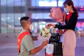 兵哥哥退伍当天向女友求婚 网友们直呼“甜炸了！”图片