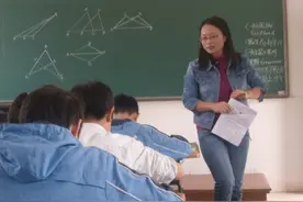 当好老师太难，数学教师因拖堂被举报，家长希望他收起自我感动图片