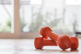 一对哑铃9个动作，锻炼全身肌群，在家减脂塑形，提升身材比例图片