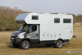 依维柯四驱硬派越野房车，3.0T柴油带分动箱，巧妙设计前后贯通图片