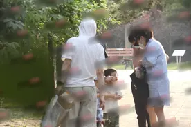 65岁葛优夫妇带娃游玩，55岁侯勇90后娇妻曝照，没对比就没伤害图片