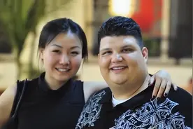 10年，东北女孩不顾父母反对，嫁给美国400斤大胖子，现状如何？图片