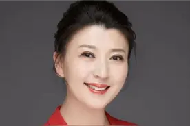 演员闫学晶：45岁生小女儿，演艺圈的大孝女，49岁成了婆婆图片
